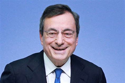Draghi will starke schwankungen an den finanzmärkten vermeiden, entsprechend vorsichtig agiert die ezb seit monaten. EZB-Chef Mario Draghi hat vieles richtig gemacht ...