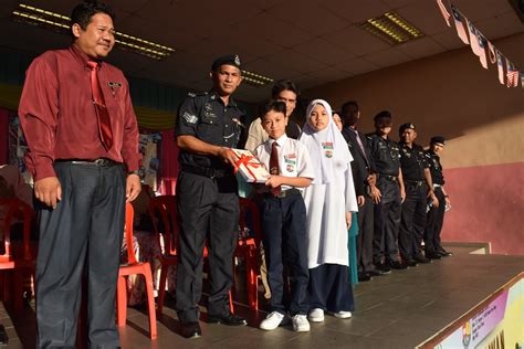 Bagi merealisasikan smk seksyen 7 sebagai sekolah berprestasi tinggi maka semua warga sekolah akan memberikan komitmen yang tinggi ke arah kecemerlangan dalam semua aspek 3) merangkul anugerah kebangsaan dan antarabangsa. Sekolah Kebangsaan Seksyen 7 Bandar Baru Bangi