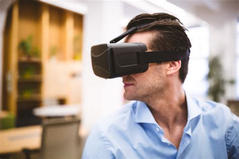 Geschäftsmann Der Virtual Reality Headset Im Büro Genießt Premium Foto