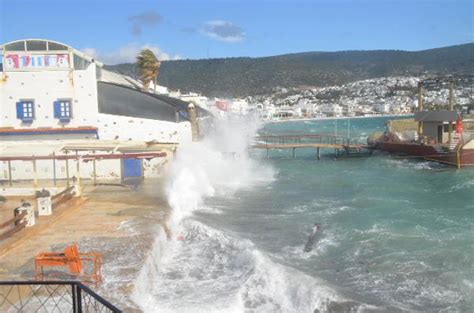 Maybe you would like to learn more about one of these? Bodrum'da dev dalgalar sahili dövdü. Fırtına hayatı felç etti