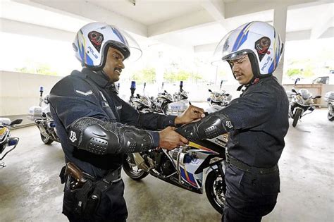 This vehicle features a two speed (2 & 4 mph.) forward gear, a one speed (2 mph.) reverse gear, and a hand throttle that will provide ease of use. New protective gear for Selangor cops on patrol - Malaysia ...