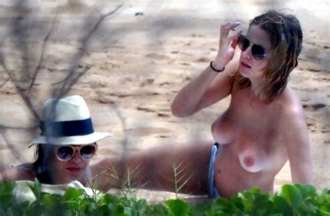 Caiu Na Net Ashley Benson De Spring Breakers Fazendo Topless Na Praia