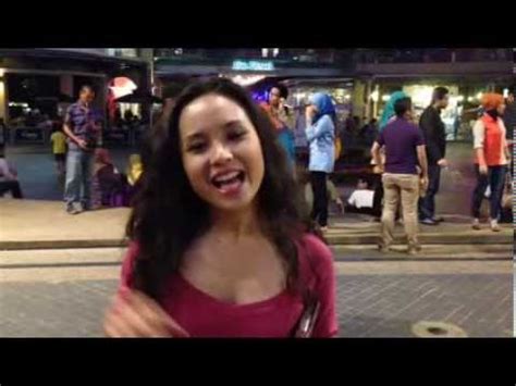 Soraya membantu umat kristiani ketika merayakan. Jasmine Suraya Chin di Tayangan Perdana SEJOLI - YouTube