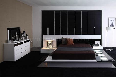 The sleek piece features clean lines, with a high headboard covered in tufted rich black pu, which continues along the side rails and low profile. Contemporary 5 Piece Bedroom Set Impera Black White