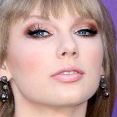 Taylor Swift Makeup Bronze Eyeshadow Brown Eyeshadow And Pale Pink Lipstick Steal Her Style