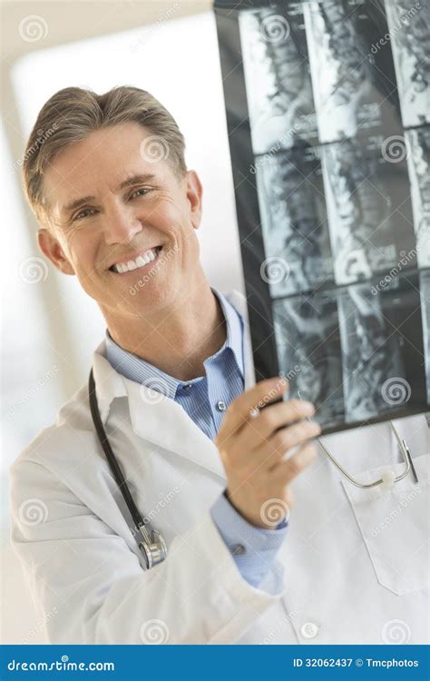 El Doctor De Sexo Masculino Feliz Holding X Ray Image Imagen De Archivo Imagen De Confianza