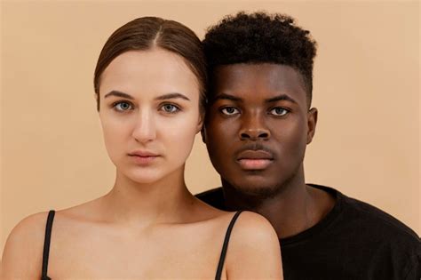 ミディアムショットの黒人男性と白人女性 無料の写真