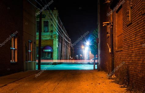 Dark Alley And Light Trails In Hanover Pennsylvania At Night — Stock