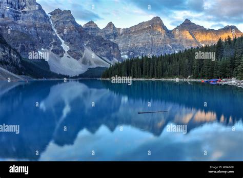 Sunrise At Moraine Lake In Banff National Park Stock Photo Alamy
