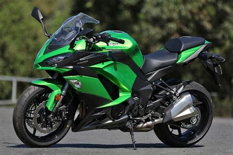 It is available in only one variant and 3 colours. 2017 Kawasaki Ninja 1000 abs | バイク