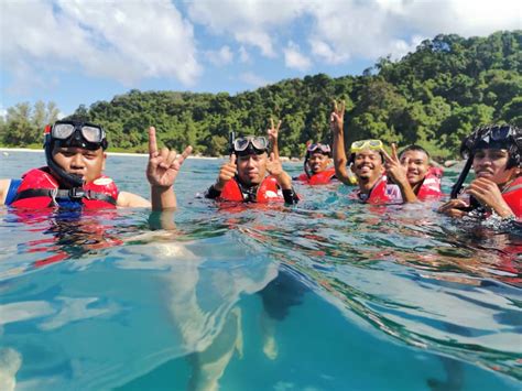 Sensasi berenang atau snorkeling disini ya bareng hiu. (2020) Day Trip Pulau Perhentian (Snorkeling Package - 5 ...