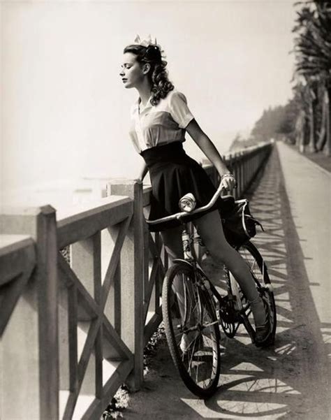 à Vélo à Bicyclette Vintage Retro Jeune Fille Young Woman Spring Summer