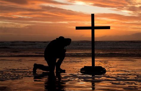 Man Kneeling Before The Cross Fotos De Stock Imágenes De Man Kneeling