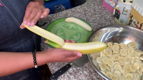 You must try this if you like banana pudding!! Paula Deen's Not Yo Mama's Banana Pudding - YouTube