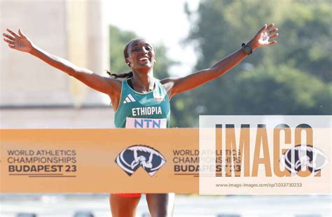 ethiopian amane beriso shankule c gold medal after win the women s marathon during the world
