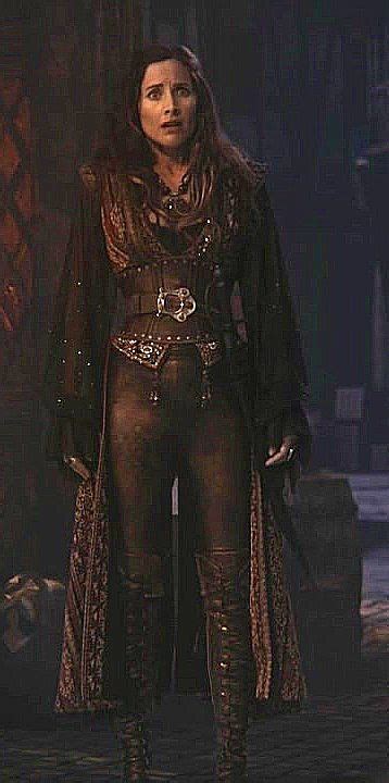 Milah Once Upon A Time Finally Nabbed A Full Shot Of Her Pirate Getupi Find This Outfit She