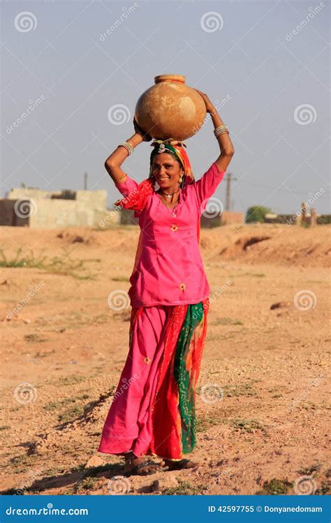 Lokale Vrouwen Dragende Kruik Met Water Op Haar Hoofd Khichan Dorp Redactionele Afbeelding