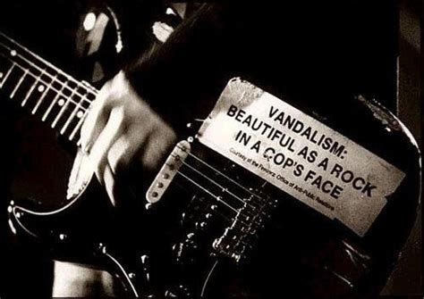 El instrumento usado en la icónica presentación de 1993, estaba pensada a. Vandalism: As beautiful as a rock in a cop's face