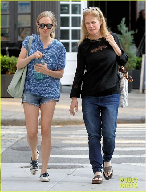 amanda seyfried grabs lunch with her mom in the big apple photo 3448699 amanda seyfried