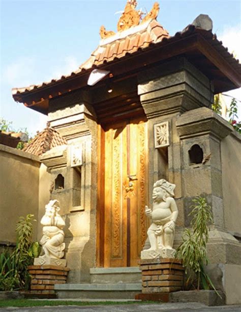 Tampak bagian samping kiri rumah dengan. Gambar Budaya Bali Angkul Gerbang Rumah Adat Hiasan Patung ...