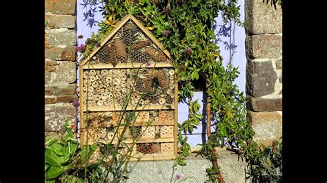 A great science projects for kids that teaches them about habitats and how insects benefit gardens. Home-made Deluxe Insect Hotel from repurposed wood. Hôtel à insectes - de luxe. Hotel de ...