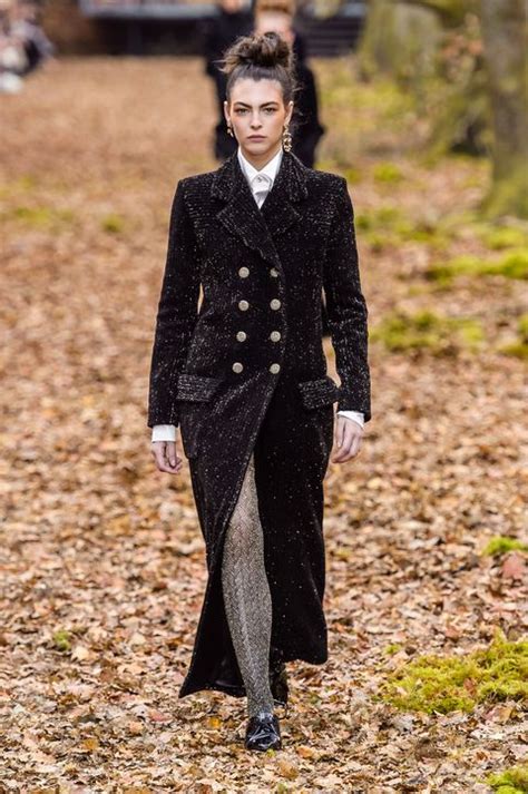 81 Looks From Chanel Fall 2018 Pfw Show Chanel Runway At Paris