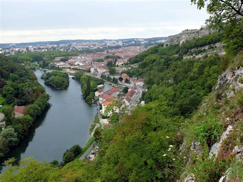It is also the capital of the département doubs, and has a population of approximately 115,000 people, called bisontins in french. Photo : Besançon : Le Faubourg Tarragnoz