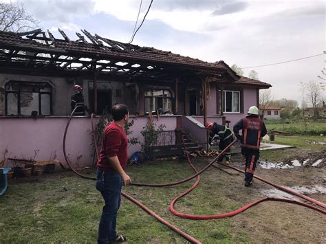 Tek Katlı Ev Çıkan Yangında Kullanılamaz Hale Geldi Akyazı Havadis