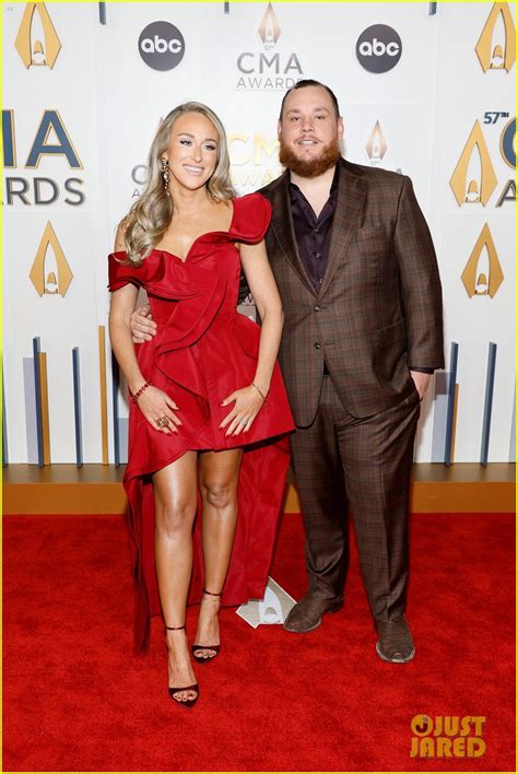 Photo Luke Combs Gets Support From Wife Nicole At Cma Awards 01
