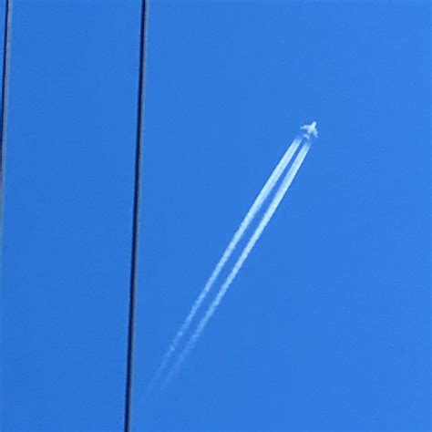 Meteorology Why Does This Contrail Diverge And Then Converge Earth