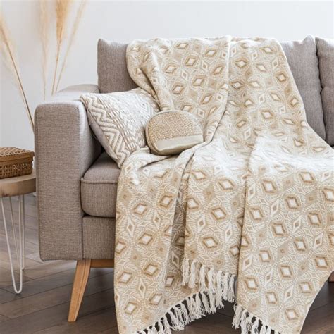 19 * * * wohnung mit balkon in plaidt * * * max 1 km 56637 plaidt , olmerich 15 balkon, stellplatz, bad mit wanne, kelleranteil, einbauküche, zentralheizung 500 € kaltmiete zzgl. Plaid | Baumwolldecken, Sofaüberwurf, Kuscheldecke