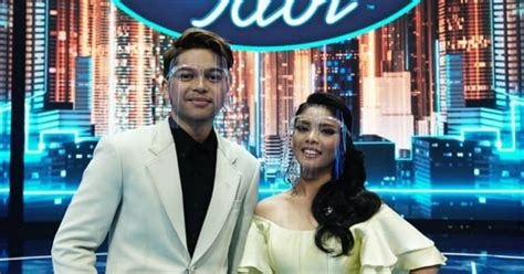 Mereka menunduk menatap ke solopos.com Mark atau Rimar yang Menjadi The Next Indonesian Idol ...