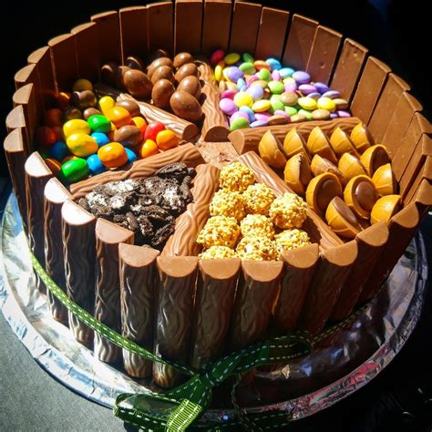 Wenn der kuchen vollkommen kalt ist mit schokolade oder kuvertüre überziehen. Bunte Schoko-KitKat-Smarties Torte (Rezept mit Bild ...
