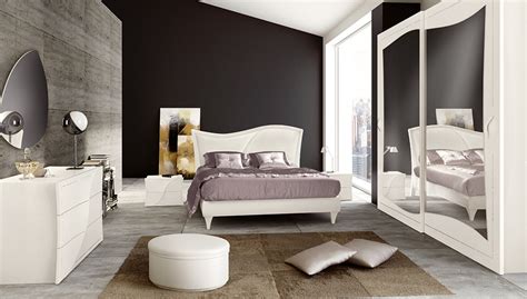 Le camere da letto moderne prezzi outlet da noi disponibili, sono caratterizzate da un design lineare e semplice, ma di grande effetto. Camera da letto modello diva