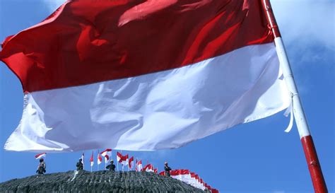 Sebelumnya miyabi juga sempat menghebohkan dunia maya dengan sebuah postingannya yang bernada kemarahan. Gambar Keren Orang Pegang Bendera Merah Putih
