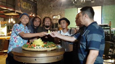 Preparing young and mature coconuts and their flesh; Steven & Coconut Treez Masih Rasakan Spirit 2 Personel ...