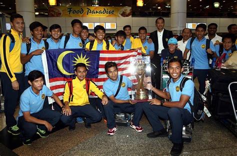 Nazirul naim merupakan pemain bola sepak malaysia yang bermain untuk perak fa sebagai pertahanan. Tahniah! Skuad B22 Malaysia juara Piala Emas Bangabandhu ...