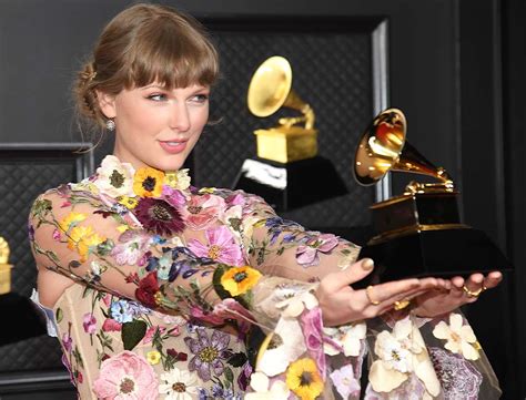 Taylor Swift Expertly Handled A Wardrobe Malfunction At The 2021 Grammys