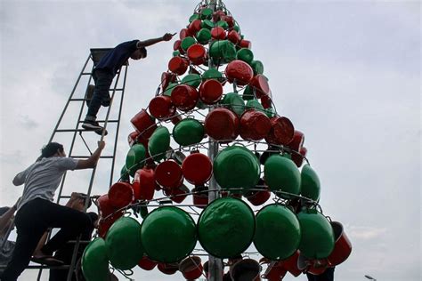 Berbagai gambar tentang cara membuat vas bunga dari ranting pohon dan taman lain nya. Keren, Pohon Natal Setinggi 5 Meter Terbuat dari 250 Alat ...