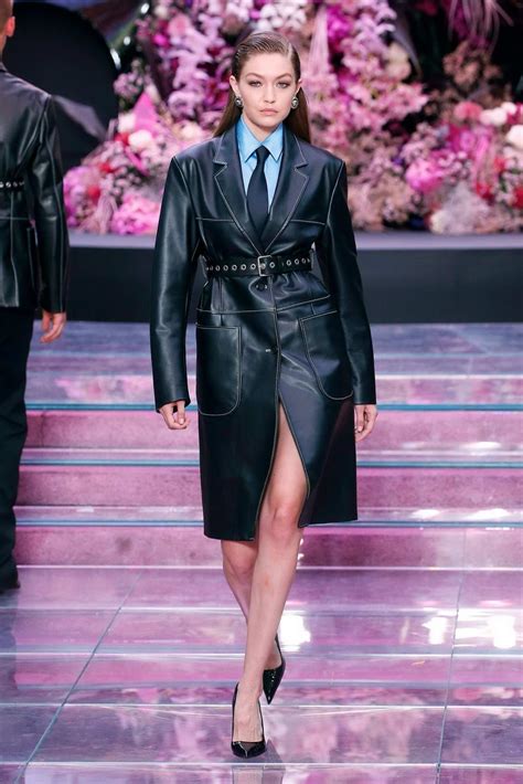 Gigi Hadid Versace Springsummer 2020 Fashion Show In Milan Fashion Style