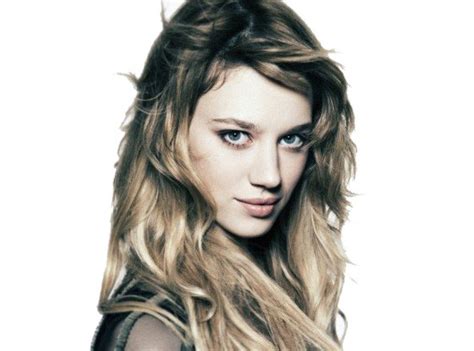 Reign Scoop The Selections Yael Grobglas Cast As A Threat To The