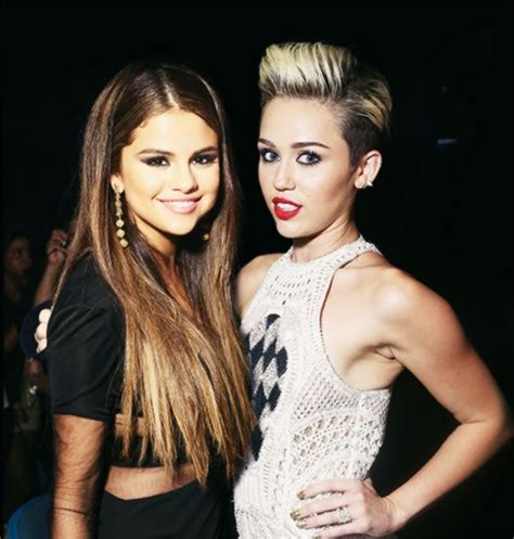 Selena Gomez Participa De Live De Miley Cyrus E Revela Ser Bipolar