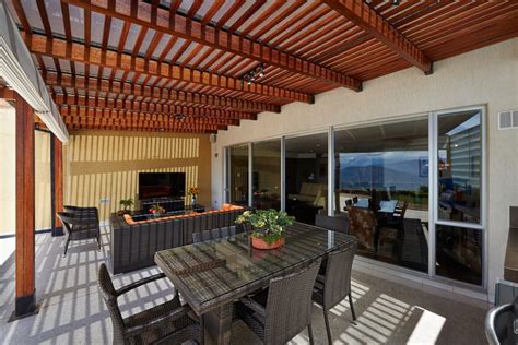 Estos techos son los más comunes y los que más se ven en las casas. Terraza moderna con pérgola de madera. Fotos para que te inspires - 3Presupuestos