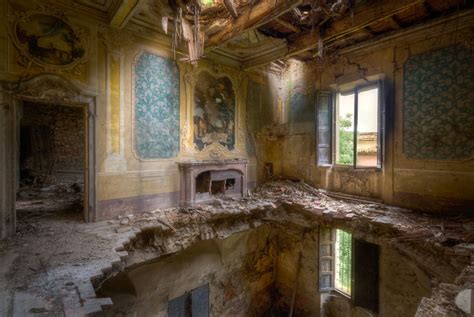 34 Beautiful Interiors In Abandoned Homes That Will Leave You Wondering