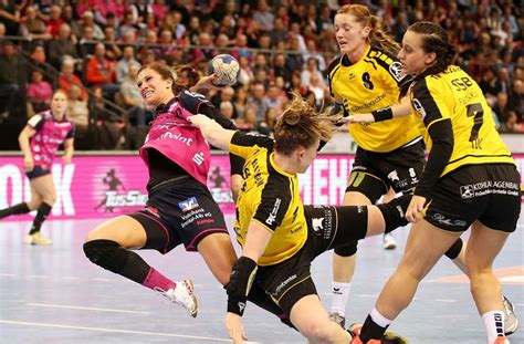 Die handball bundesliga frauen (hbf) ist der zusammenschluss der am. Derby-Zeit in der Paul-Horn-Arena in Tübingen: Die Walter ...
