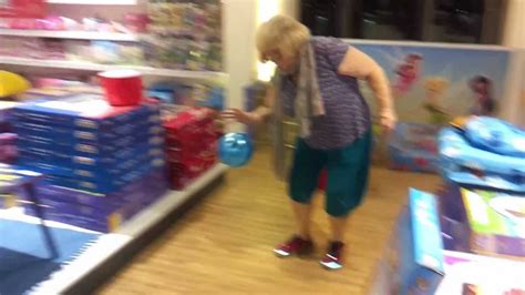 Ball Spielende Und Tanzende Oma Peppy Granny Tanzt Mit Ball Youtube