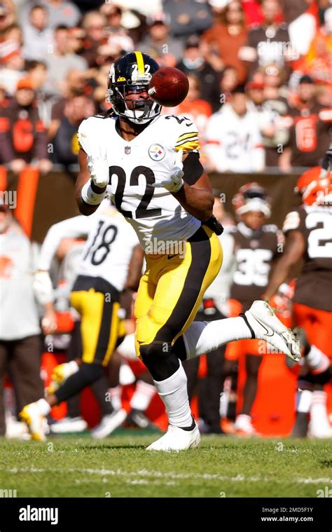 Pittsburgh Steelers Running Back Najee Harris 22 Catches A Pass