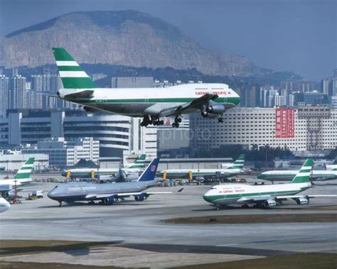 747 300 Lands At Kai Tak With Other 747s In View Hk Scotphoto
