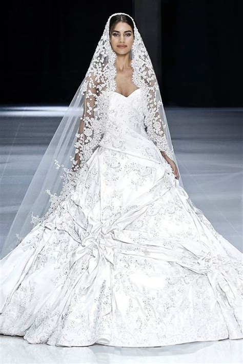 It wouldn't be a meghan markle wedding if she didn't at least break one royal tradition. Meghan Markle's Wedding Dress Designer - Ralph & Russo ...