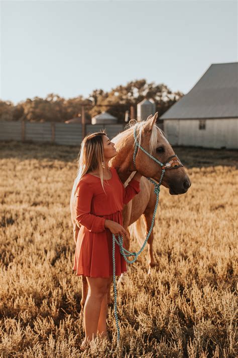 Western Senior Photos With Horses In 2021 Cowgirl Senior Pictures